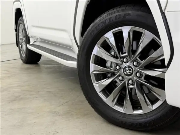2022 Toyota Landrcuiser 300 — photo 9 | Tuminion Kenya