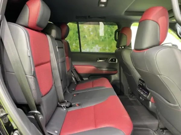 2025 Toyota Landrcuiser 300 — photo 8 | Tuminion Kenya
