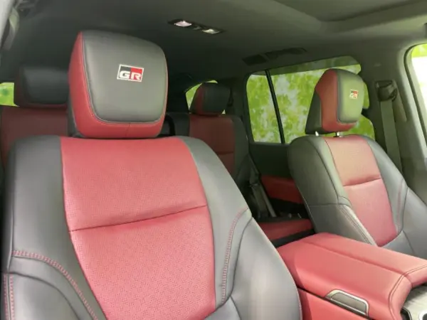 2025 Toyota Landrcuiser 300 — photo 9 | Tuminion Kenya