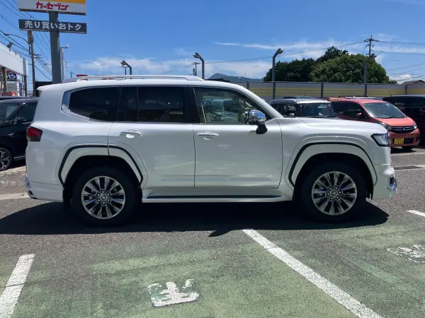 2025 Toyota Landrcuiser 300 — photo 3 | Tuminion Kenya