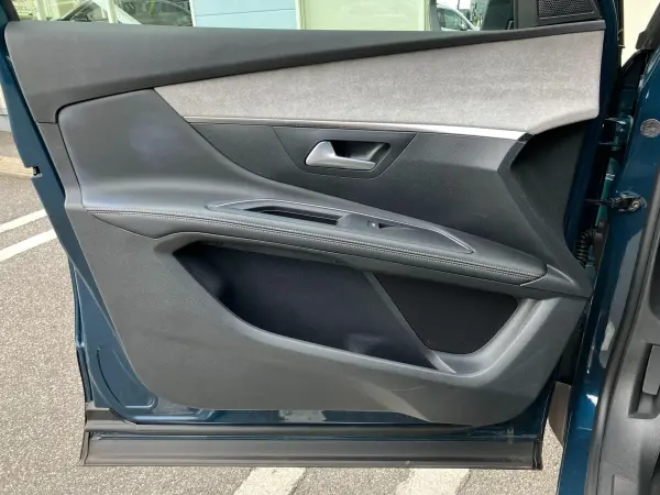 2021 Peugeot 5008 — photo 8 | Tuminion Kenya