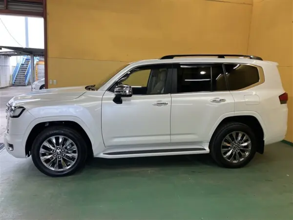 2024 Toyota Landrcuiser 300 — photo 3 | Tuminion Kenya