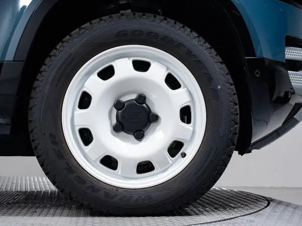 2024 Landrover Defender — photo 9 | Tuminion Kenya
