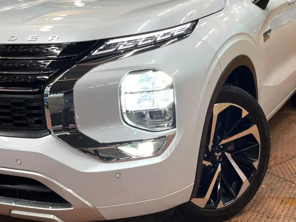 2022 Mitsubishi Outlander — photo 8 | Tuminion Kenya