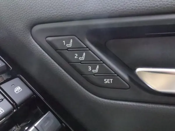 2025 Toyota Landrcuiser 300 — photo 8 | Tuminion Kenya