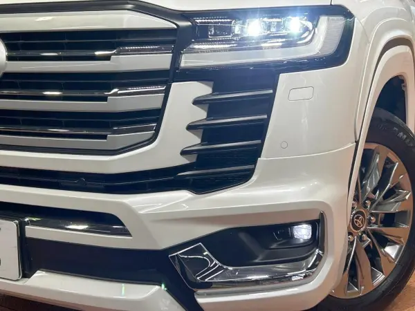 2025 Toyota Landrcuiser 300 — photo 8 | Tuminion Kenya