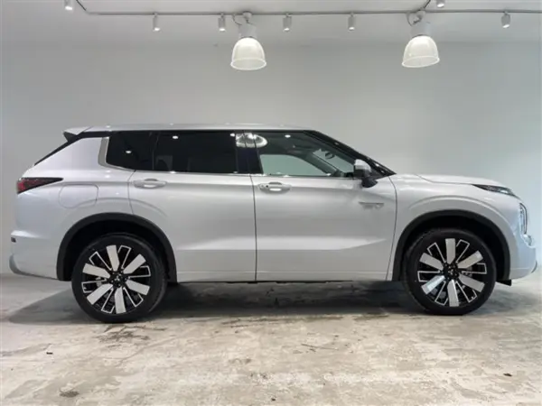 2025 Mitsubishi Outlander — photo 9 | Tuminion Kenya