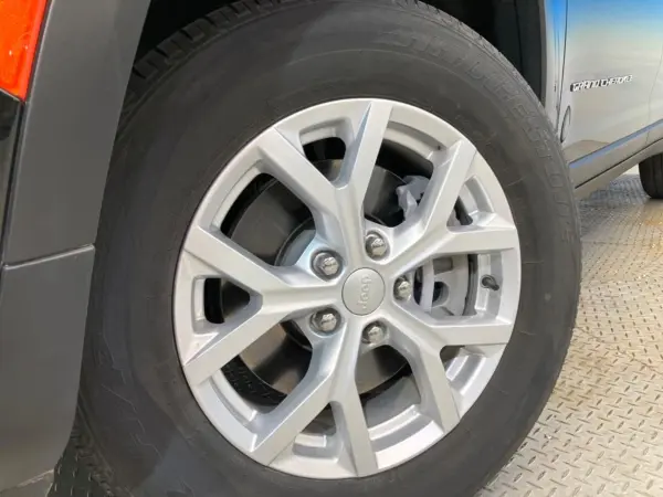 2023 Jeep Grand Cherokee — photo 9 | Tuminion Kenya