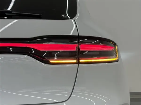2021 Porsche Macan — photo 8 | Tuminion Kenya