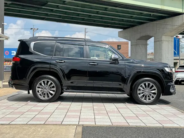 2025 Toyota Landrcuiser 300 — photo 3 | Tuminion Kenya