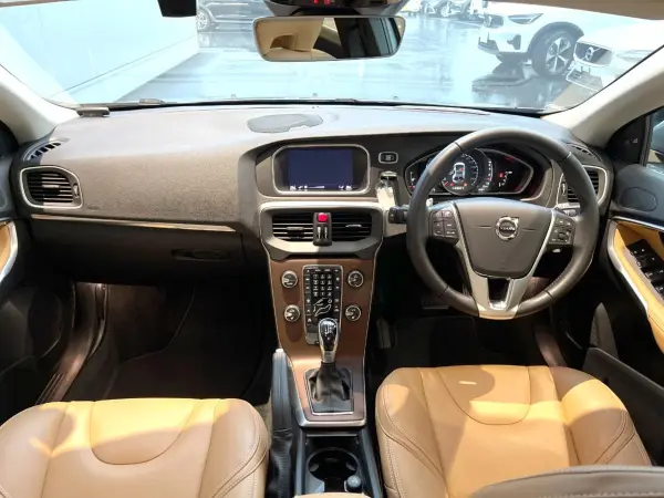 2019 Volvo V40 — photo 2 | Tuminion Kenya