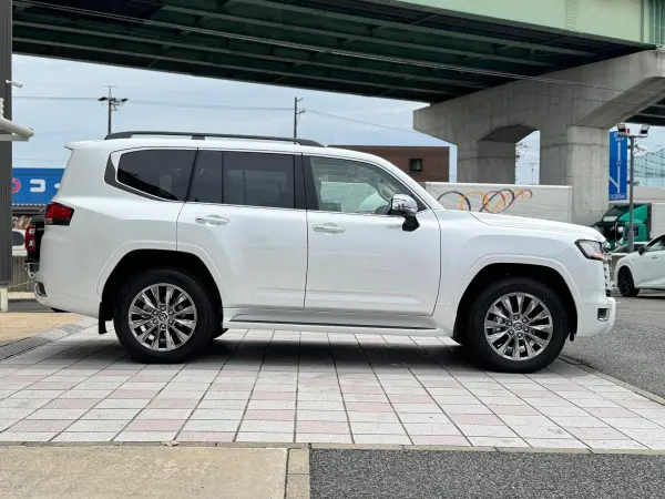 2025 Toyota Landrcuiser 300 — photo 7 | Tuminion Kenya