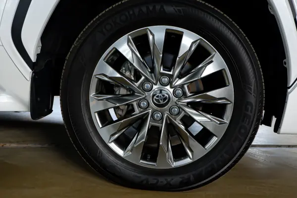 2024 Toyota Landrcuiser 300 — photo 8 | Tuminion Kenya