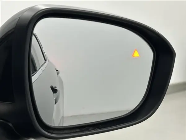 2022 Mitsubishi Outlander — photo 8 | Tuminion Kenya