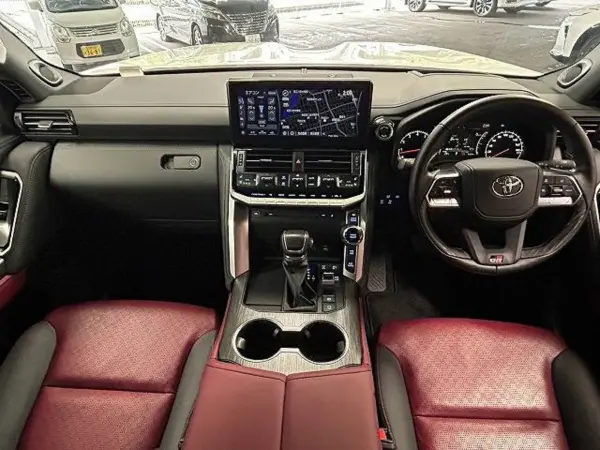 2024 Toyota Landrcuiser 300 — photo 2 | Tuminion Kenya