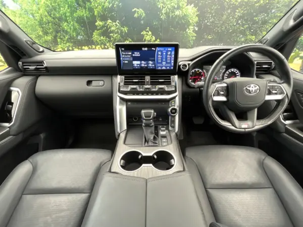 2023 Toyota Landrcuiser 300 — photo 2 | Tuminion Kenya