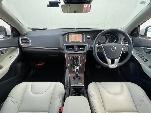 2020 Volvo V40 — photo 3 | Tuminion Kenya