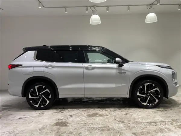 2023 Mitsubishi Outlander — photo 9 | Tuminion Kenya