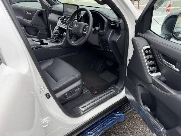 2025 Toyota Landrcuiser 300 — photo 8 | Tuminion Kenya