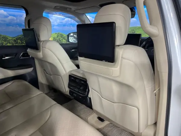 2023 Toyota Landrcuiser 300 — photo 3 | Tuminion Kenya