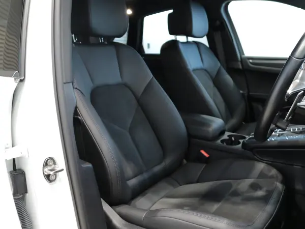 2021 Porsche Macan — photo 8 | Tuminion Kenya