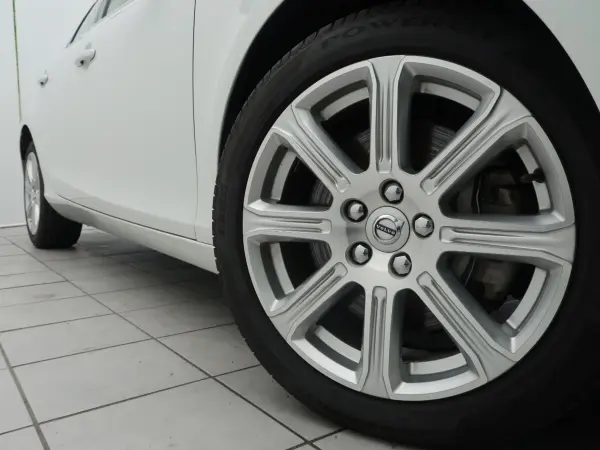 2020 Volvo V40 — photo 9 | Tuminion Kenya