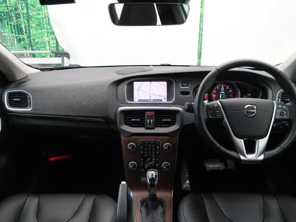 2020 Volvo V40 — photo 2 | Tuminion Kenya