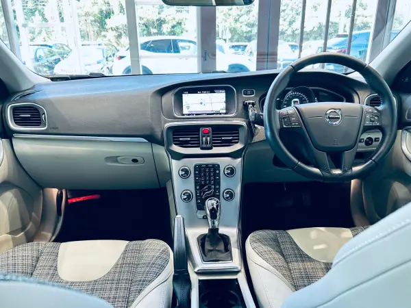 2019 Volvo V40 — photo 2 | Tuminion Kenya