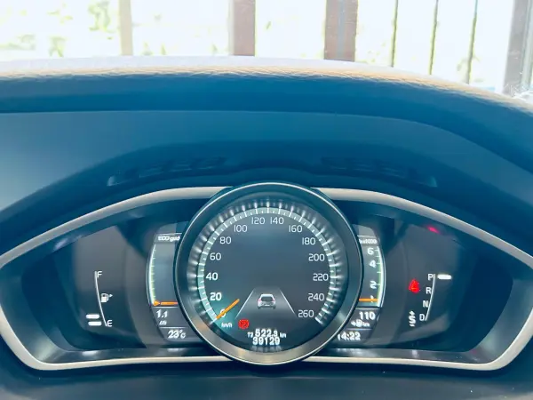 2019 Volvo V40 — photo 3 | Tuminion Kenya