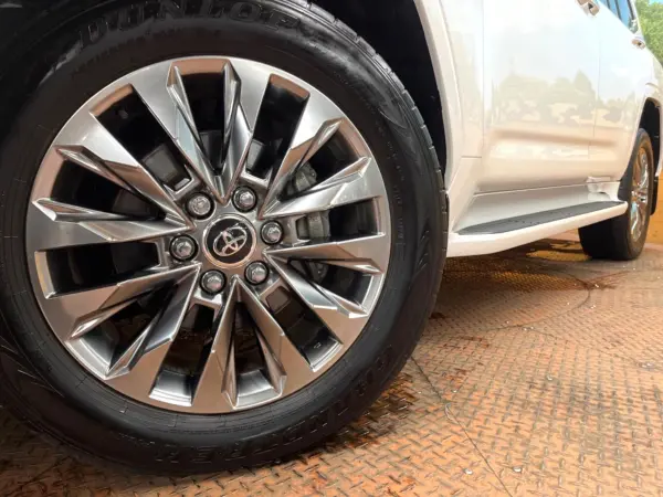 2024 Toyota Landrcuiser 300 — photo 9 | Tuminion Kenya