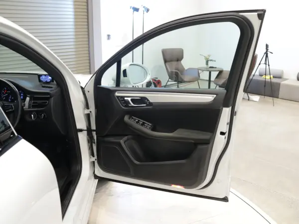 2021 Porsche Macan — photo 8 | Tuminion Kenya