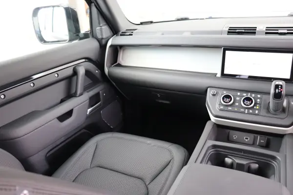 2024 Landrover Defender — photo 9 | Tuminion Kenya