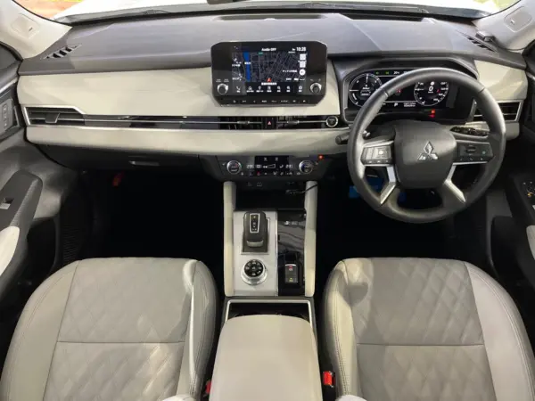 2023 Mitsubishi Outlander — photo 1