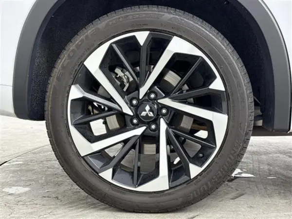 2023 Mitsubishi Outlander — photo 8 | Tuminion Kenya