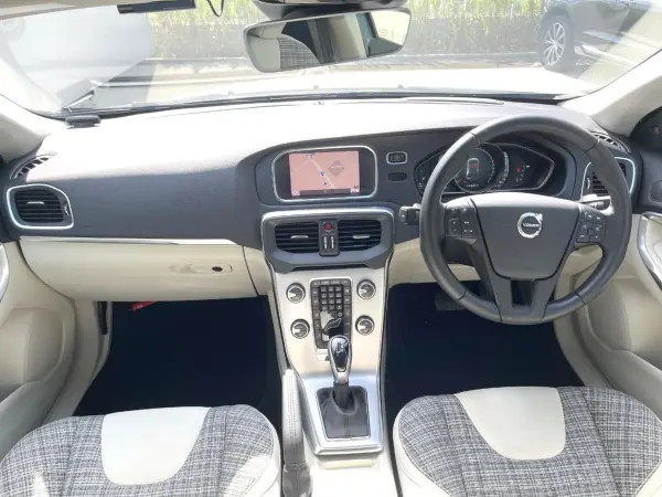 2019 Volvo V40 — photo 2 | Tuminion Kenya