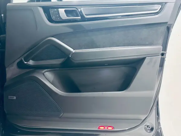 2022 Porsche Cayenne — photo 9 | Tuminion Kenya
