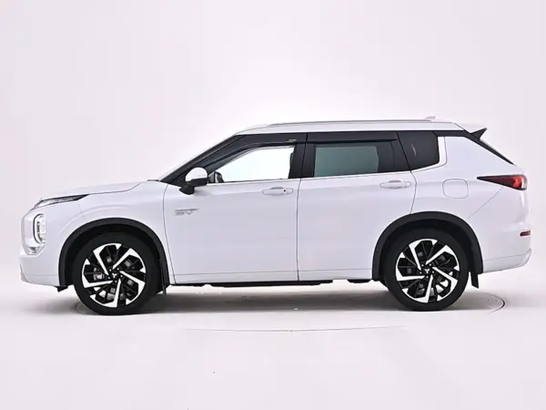2022 Mitsubishi Outlander — photo 2 | Tuminion Kenya