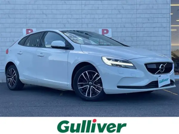 2019 Volvo V40 — photo 1