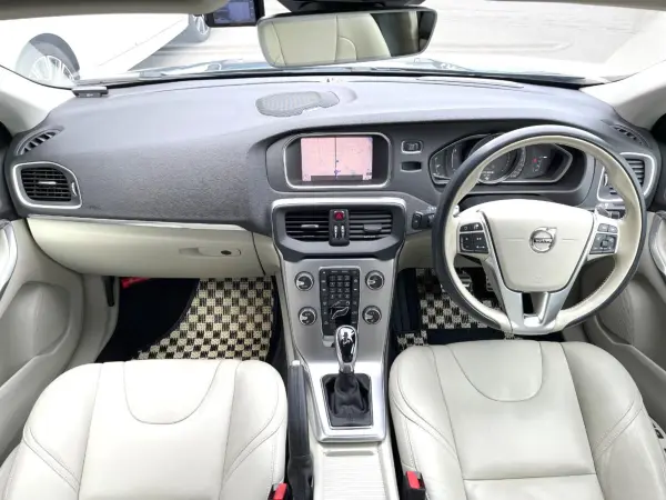2018 Volvo V40 — photo 2 | Tuminion Kenya